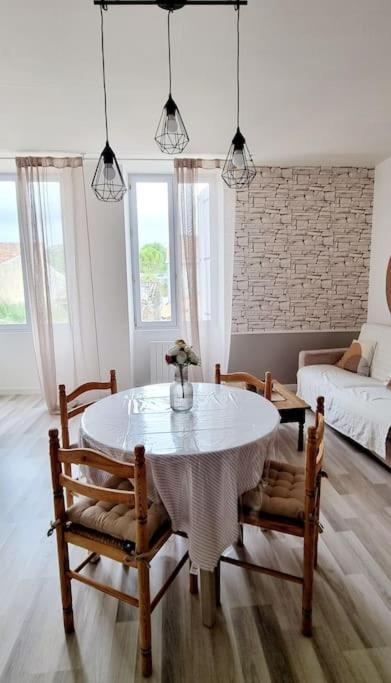 Le Duplex Du Centre - Ideal Pour Un Sejour Detente ! Saint-Savinien 외부 사진